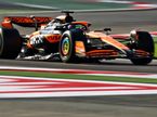 Оскар Пиастри за рулём McLaren MCL38 на трассе в Бахрейне, фото XPB