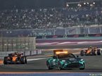 Гонщики McLaren за автомобилем безопасности