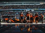 Машина Оскара Пиастри в боксах McLaren, фото пресс-службы команды