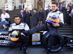 Фернандо Алонсо и Тарсо Маркеш у машины Minardi в Мельбурне, на заднем плане Пол Стоддарт, февраль 2001 года, фото XPB