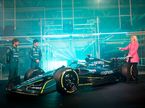 Лэнс Стролл с Себастьяном Феттелем на презентации новой машины Aston Martin (фото пресс-службы команды)