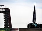 Фернандо Алонсо за рулём AMR23 на трассе в Остине