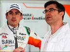 Адриан Сутил в боксах Force India на тестах в Барселоне