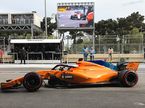 Фернандо Алонсо возвращается в боксы McLaren на двух колёсах после столкновения, в результате которого было повреждено днище маш