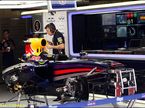 Механики Red Bull Racing работают с машиной Себастьяна Феттеля