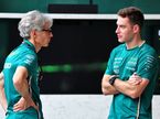Стоффель Вандорн (справа) и Майк Крак, гоночный директор Aston Martin F1, фото XPB