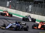Маркус Эриксон с гонщиками McLaren и Williams