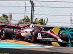 Валттери Боттас за рулём Alfa Romeo C42 на трассе в Майами