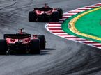 Машины Ferrari на трассе в Барселоне, фото XPB
