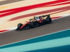 Льюис Хэмилтон за рулём SF-26 на трассе в Бахрейне, фото пресс-службы Ferrari