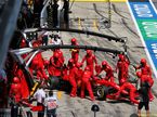 Механики Ferrari закатывают машину Феттеля в боксы