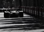 Льюис Хэмилтон за рулём Mercedes W13 на трассе в Бку, фото XPB