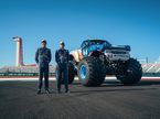 Гонщики Williams на трассе в Остине у монстр-трака с логотипом Myprotein, одного из брендов THG, фото Williams