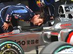 Марк Уэббер изучает конструкцию воздуховода на машине McLaren