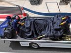 Повреждённую машину Williams транспортируют в боксы команды, фото XPB