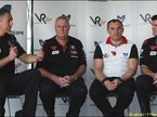 Пресс-конференция Virgin Racing. С микрофоном - Ник Уирт