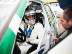 Тото Вольфф за рулём Mercedes 190 Evo 2 DTM, напутствие перед выездом на трассу ему даёт Герхард Бергер