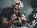 Инженер INEOS (фото пресс-службы Mercedes)