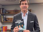 Тото Вольфф с новой книгой в руках, фото из социальных сетей