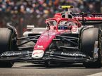 Гуаньюй Чжоу за рулём машины Alfa Romeo, фото XPB