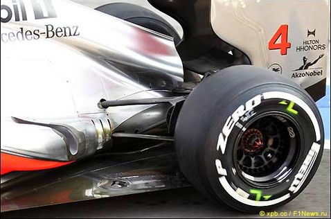 На боковых понтонах машины McLaren хорошо видны каналы, через которые проходит поток выхлопных газов