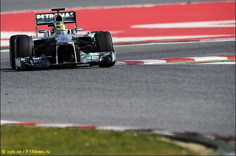Нико Росберг за рулем Mercedes W04 на трассе в Барселоне