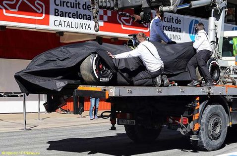 Машина Фернандо Алонсо после аварии, доставленная на эвакуаторе в боксы McLaren