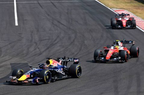 Макс Ферстаппен опережает гонщиков Ferrari на трассе Гран При Венгрии, фото XPB