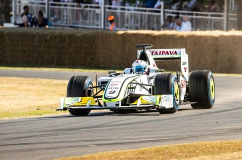 Дженсон Баттон за рулём BGP 001 на трассе в Гудвуде, фото Goodwood Road & Racing