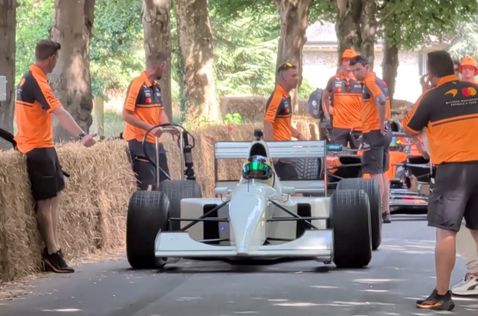Карун Чандхок за рулём McLaren MP4/8B на трассе в Гудвуде, стоп-кадр из видео McLaren