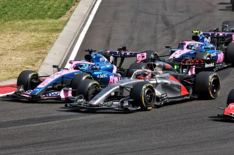 Пьер Гасли ведёт борьбу за позиции с Нико Хюлкенбергом (Audi) на старте Гран При Венгрии, фото XPB