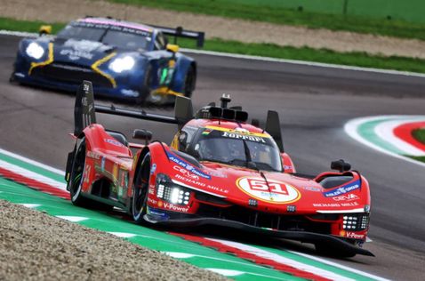 Гиперкар Ferrari 499P на трассе в Имоле, фото XPB