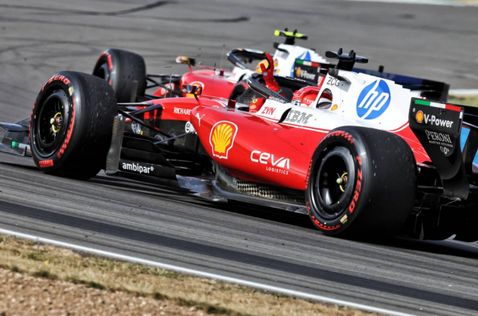 Гонщики Ferrari ведут спор за позицию в Сильверстоуне, фото XPB