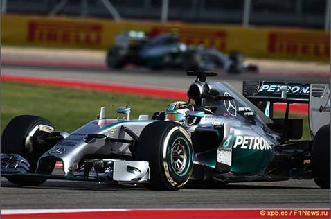 Льюис Хэмилтон за рулём Mercedes W05