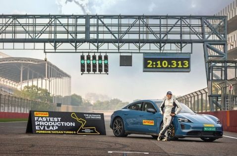 Нараин Картикеян у электромобиля Porsche, фото из социальных сетей