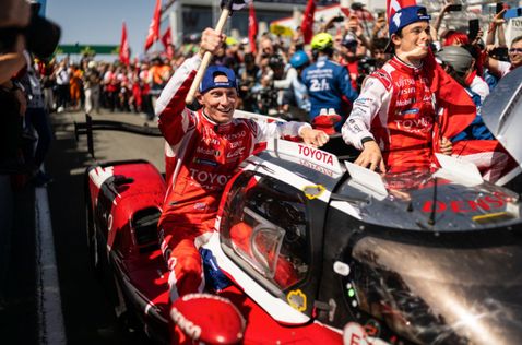 Экипаж Toyota после победного финиша в Ле-Мане, фото пресс-службы Toyota