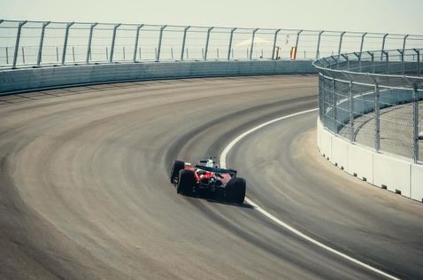 Машина Ferrari в повороте La Monumental, фото пресс-службы команды