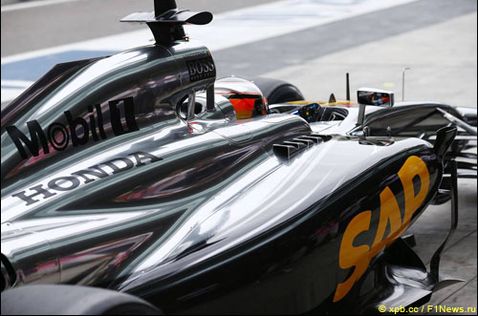 Стоффель Вандорн за рулем McLaren-Honda на тестах в Абу-Даби