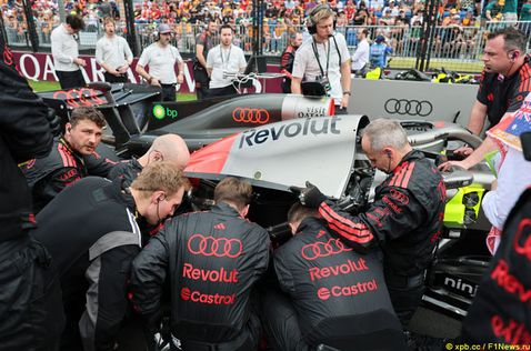 Механики Audi рассматривают силовую установку на машине Нико Хюлкенберга