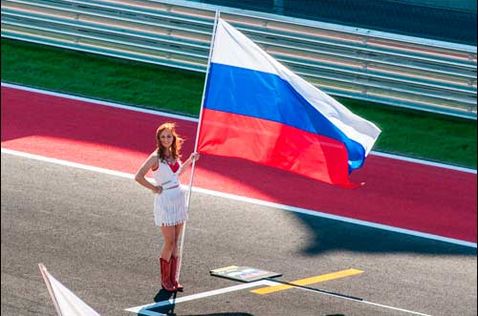 Девушка с флагом России на стартовом поле