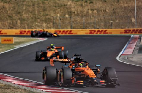 Машины McLaren на трассе Гран При Венгрии, фото XPB