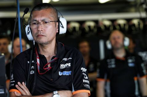 Японский инженер Акио Хага во времена работы в Force India, фото XPB