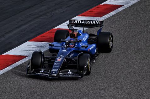 Алекс Элбон за рулём Williams FW47, фото пресс-службы команды