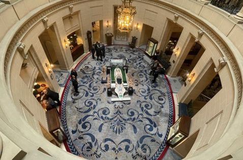 Историческая Williams FW07 в Королевском автоклубе во премя приёма, посвящённого Фрэнку Уильямсу, фото из социальных сетей